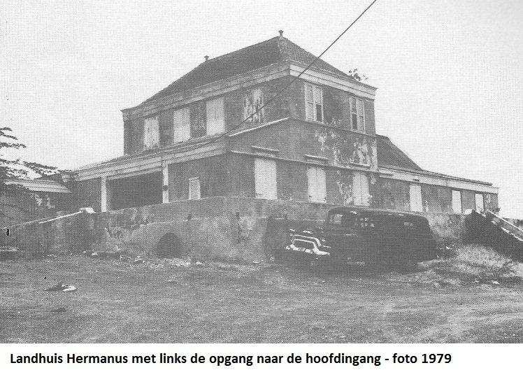 07. Hermanus - links opgang naar hoofdingang 1979